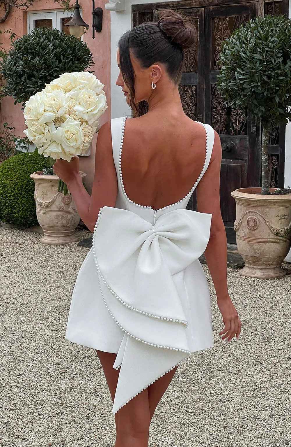 Robe courte femme avec nœud décoratif au dos