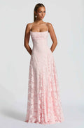 Langes Damenkleid mit feinen Trägern und Blumenmustern