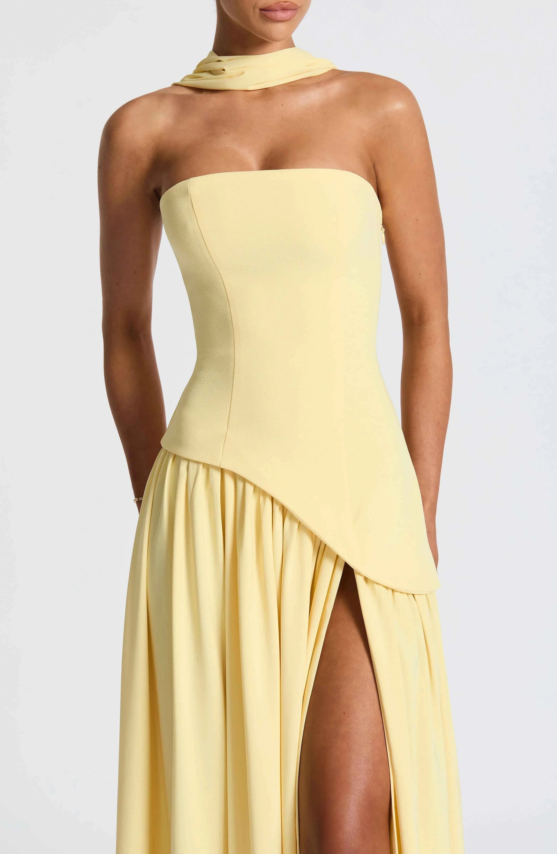 Robe longue bustier corset avec détail foulard et fente haute