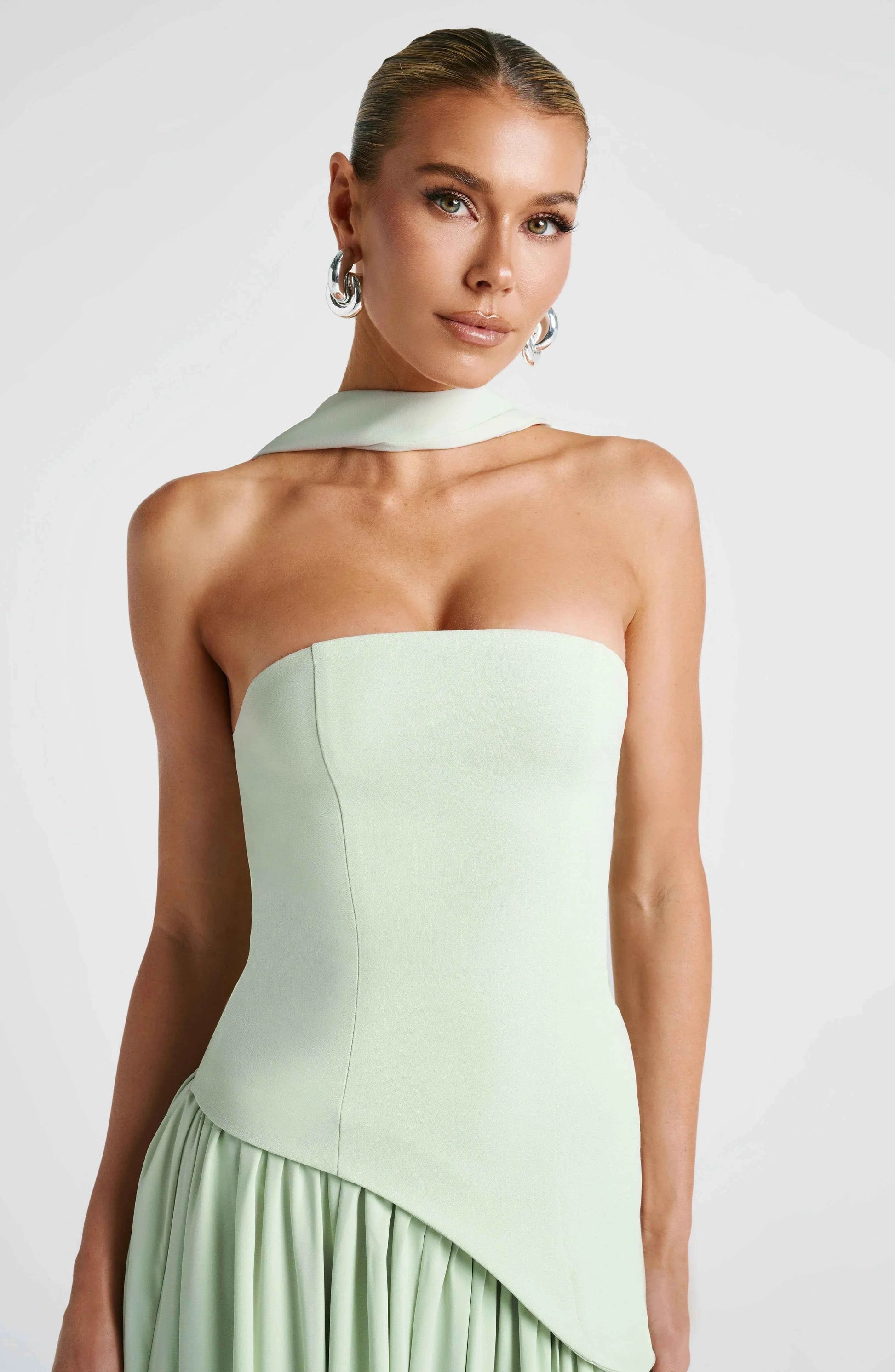 Robe longue bustier corset avec détail foulard et fente haute