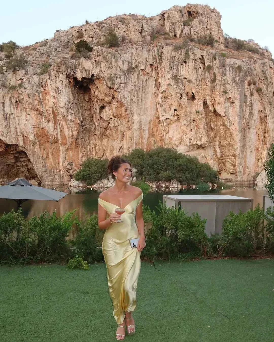 Robe longue satinée jaune épaules dénudées soirée