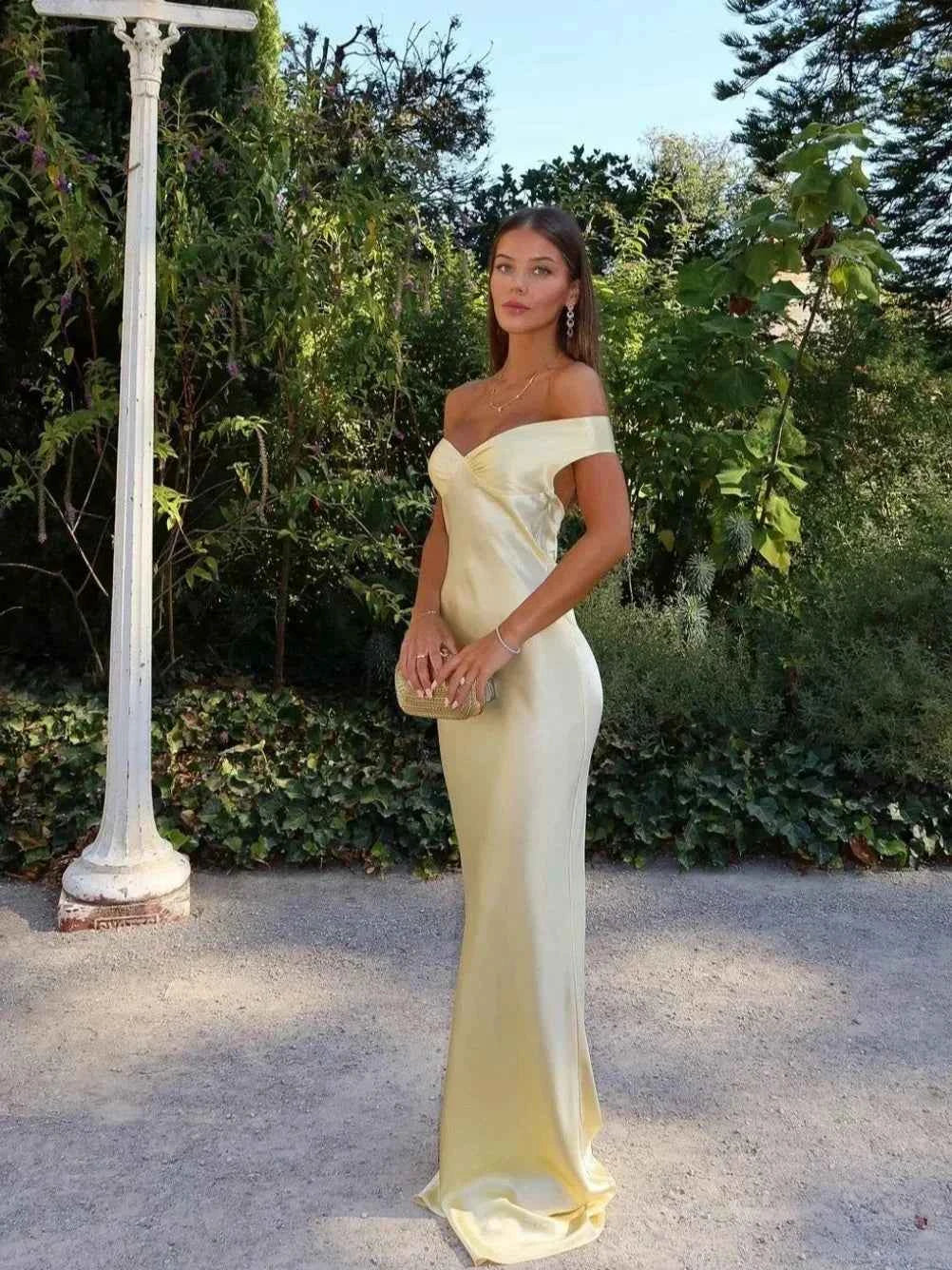 Robe longue satinée jaune épaules dénudées soirée