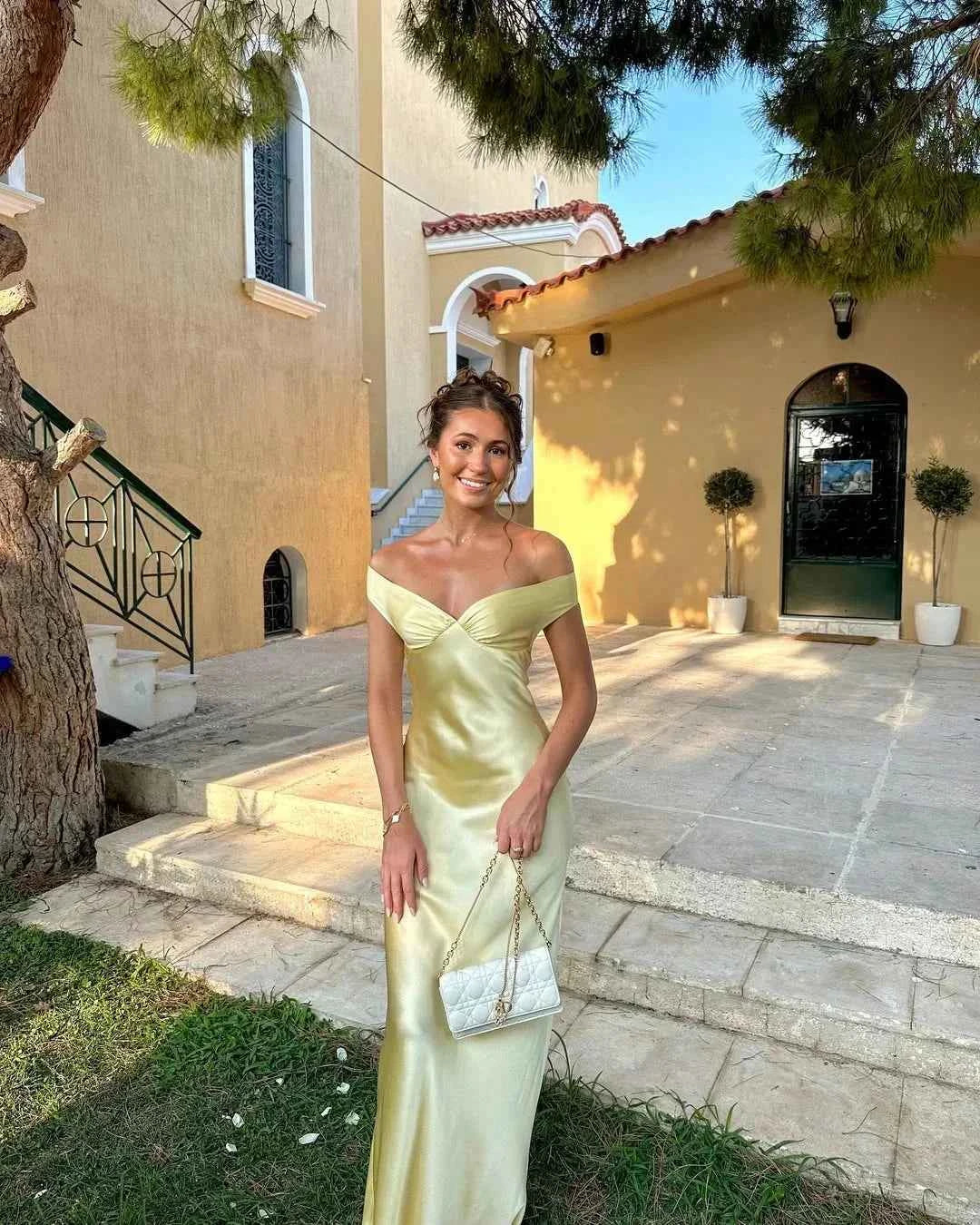 Robe longue satinée jaune épaules dénudées soirée