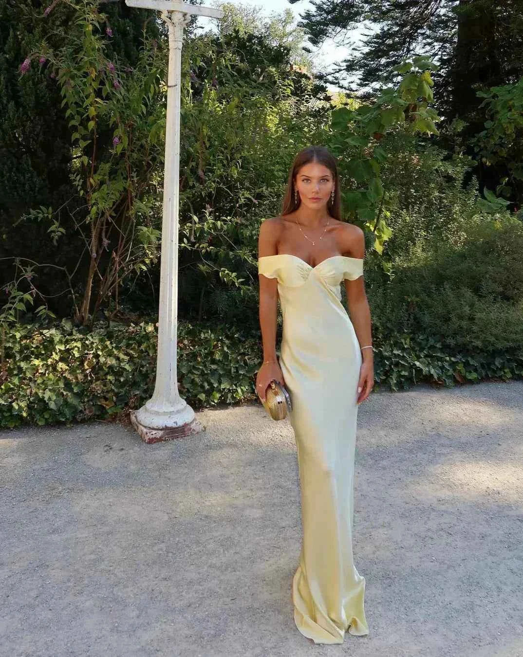 Robe longue satinée jaune épaules dénudées soirée